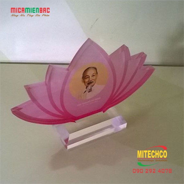 làm kỷ niệm chương mica tại phố Tràng Tiền